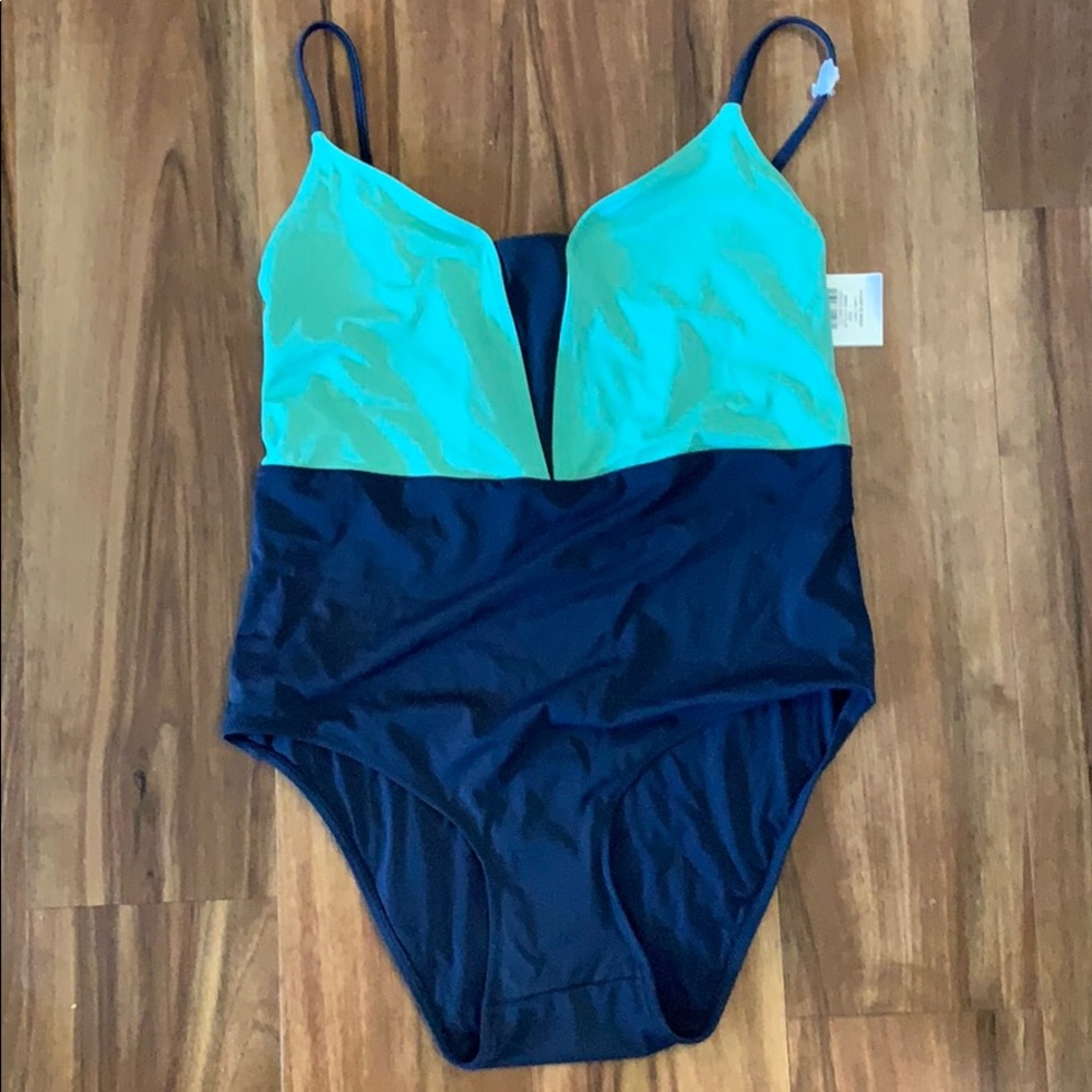 Lively The V One Piece